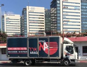 משאית עם רקע ביניינים